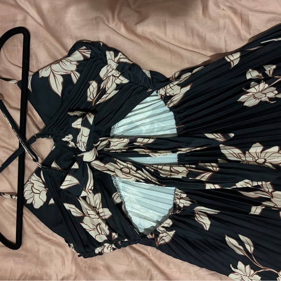 Floral Black Pleated Dress - Picture 5 of 6